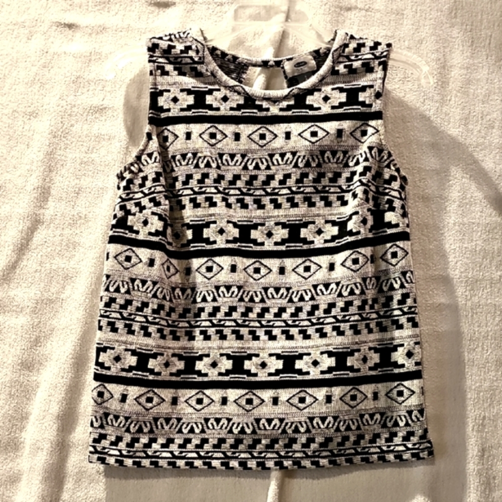 Women's S Old Navy Black and White Patterned Sleeveless Top Keyhole Back